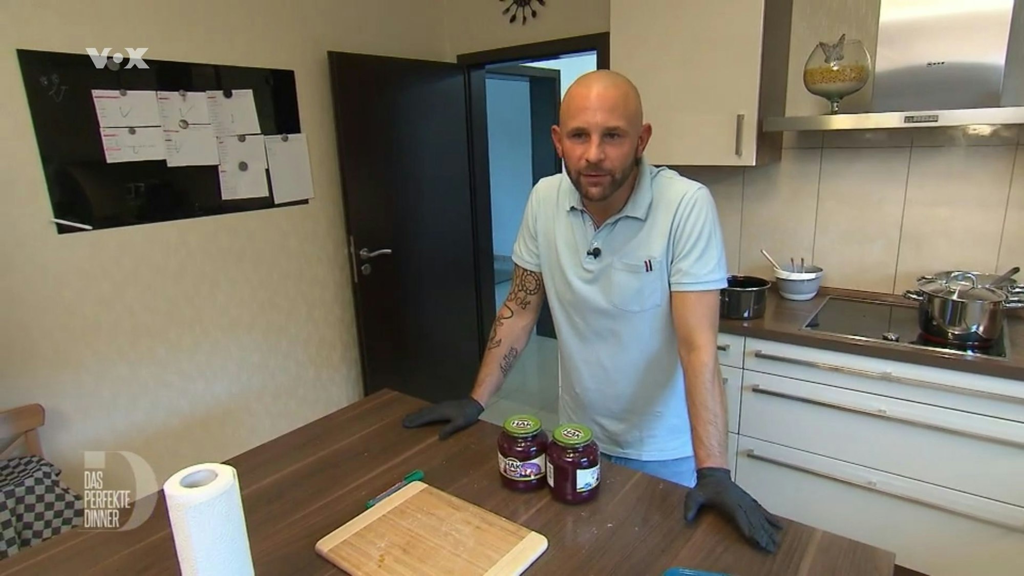 Gastgeber Andrej steht am zweiten Tag von Das perfekte Dinner in seiner Küche (TV-Ausstrahlung: 28. Dezember 2022)