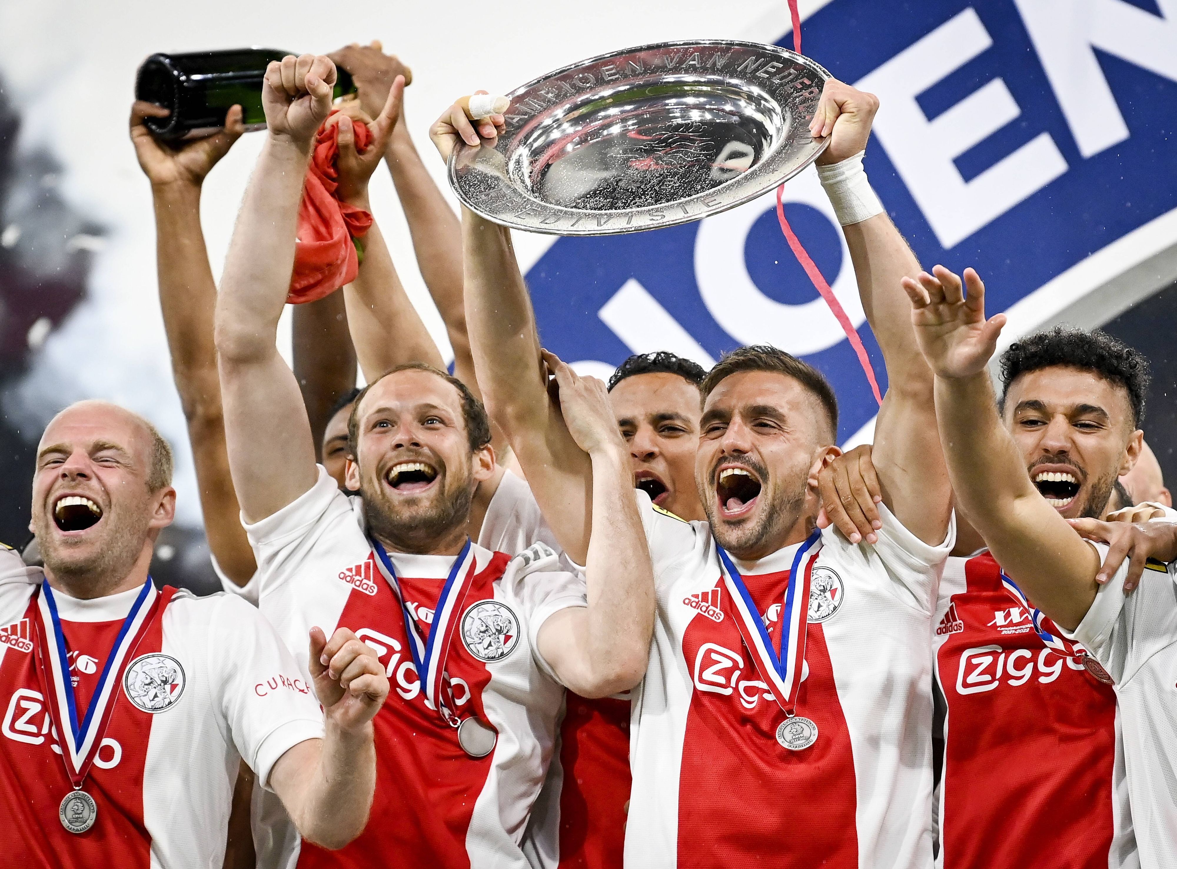 Die Mannschaft von Ajax Amsterdam bejubelt gemeinsam den Gewinn der niederländischen Meisterschaft.