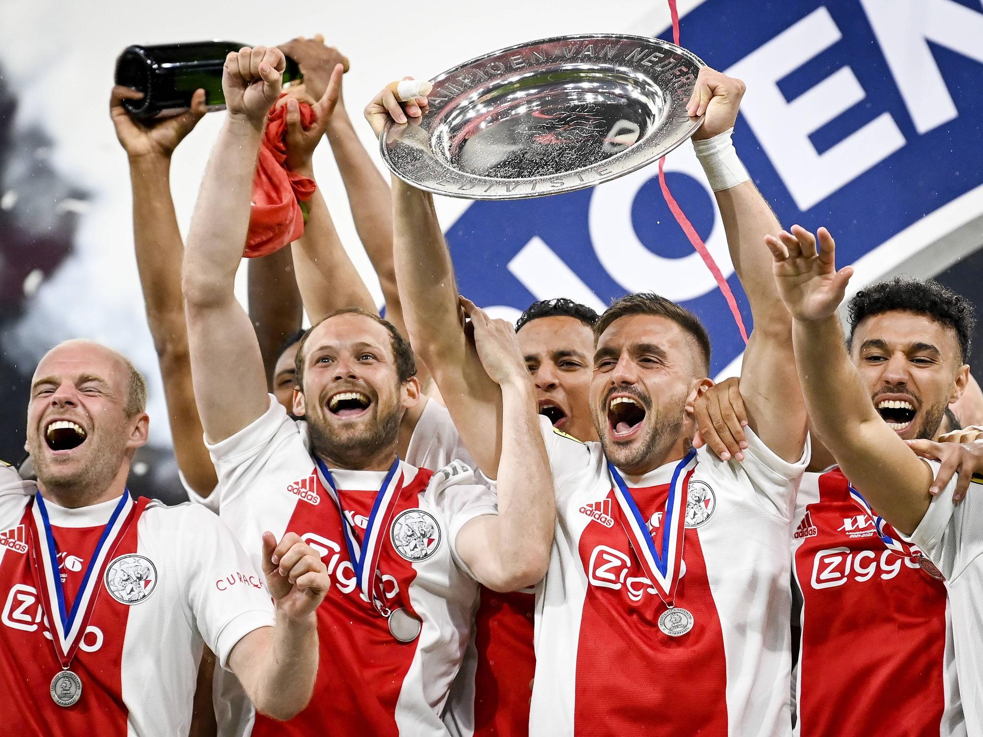 Die Mannschaft von Ajax Amsterdam bejubelt gemeinsam den Gewinn der niederländischen Meisterschaft.