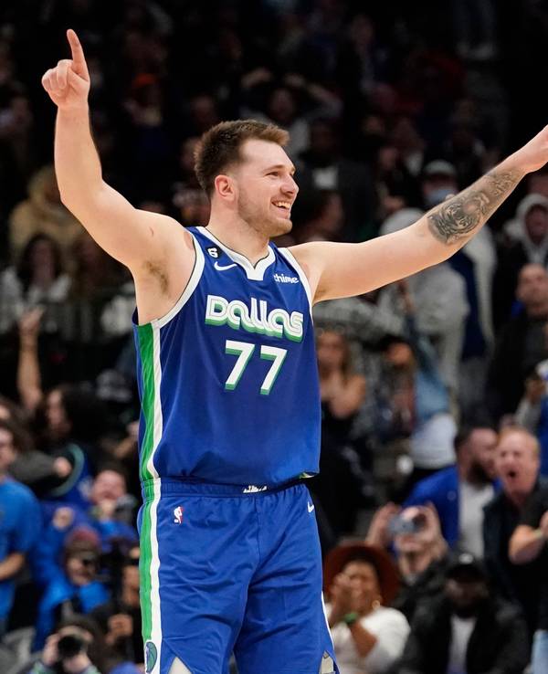 Dallas Mavericks Guard Luka Doncic lässt sich auf dem Feld von den NBA-Fans feiern.