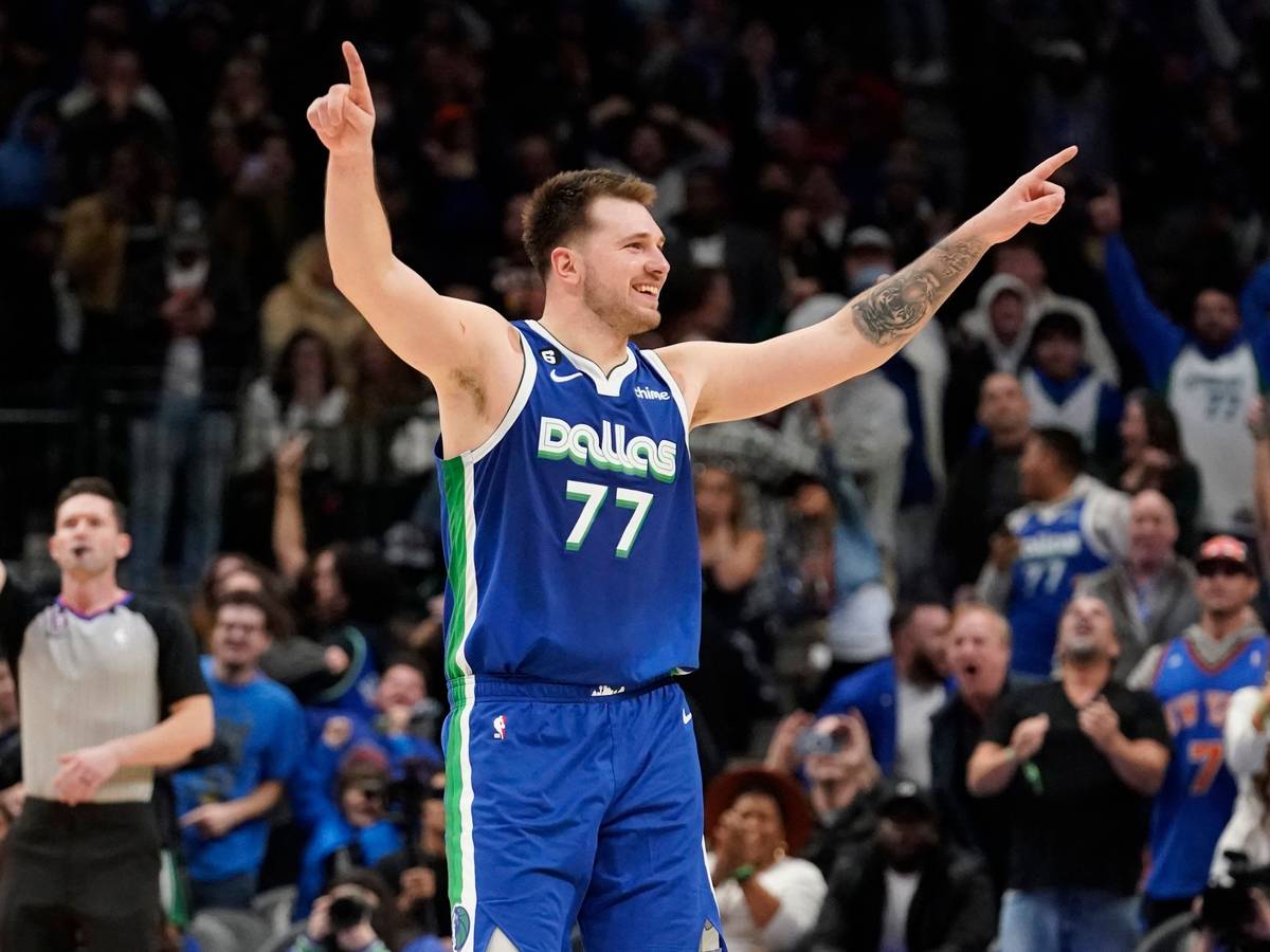 Dallas Mavericks Guard Luka Doncic lässt sich auf dem Feld von den NBA-Fans feiern.