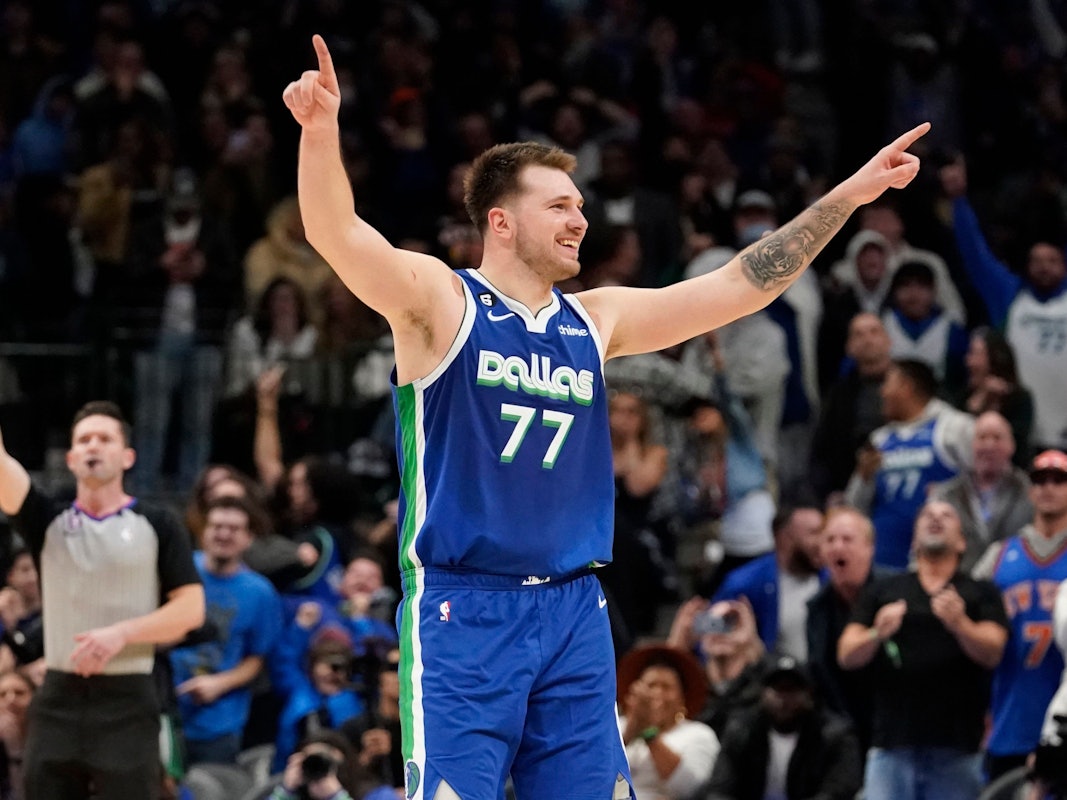 Dallas Mavericks Guard Luka Doncic lässt sich auf dem Feld von den NBA-Fans feiern.