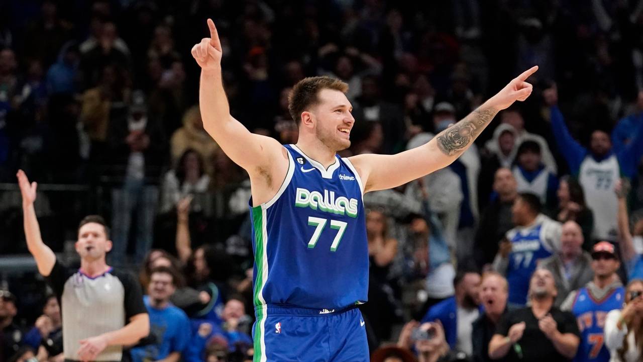 Dallas Mavericks Guard Luka Doncic lässt sich auf dem Feld von den NBA-Fans feiern.