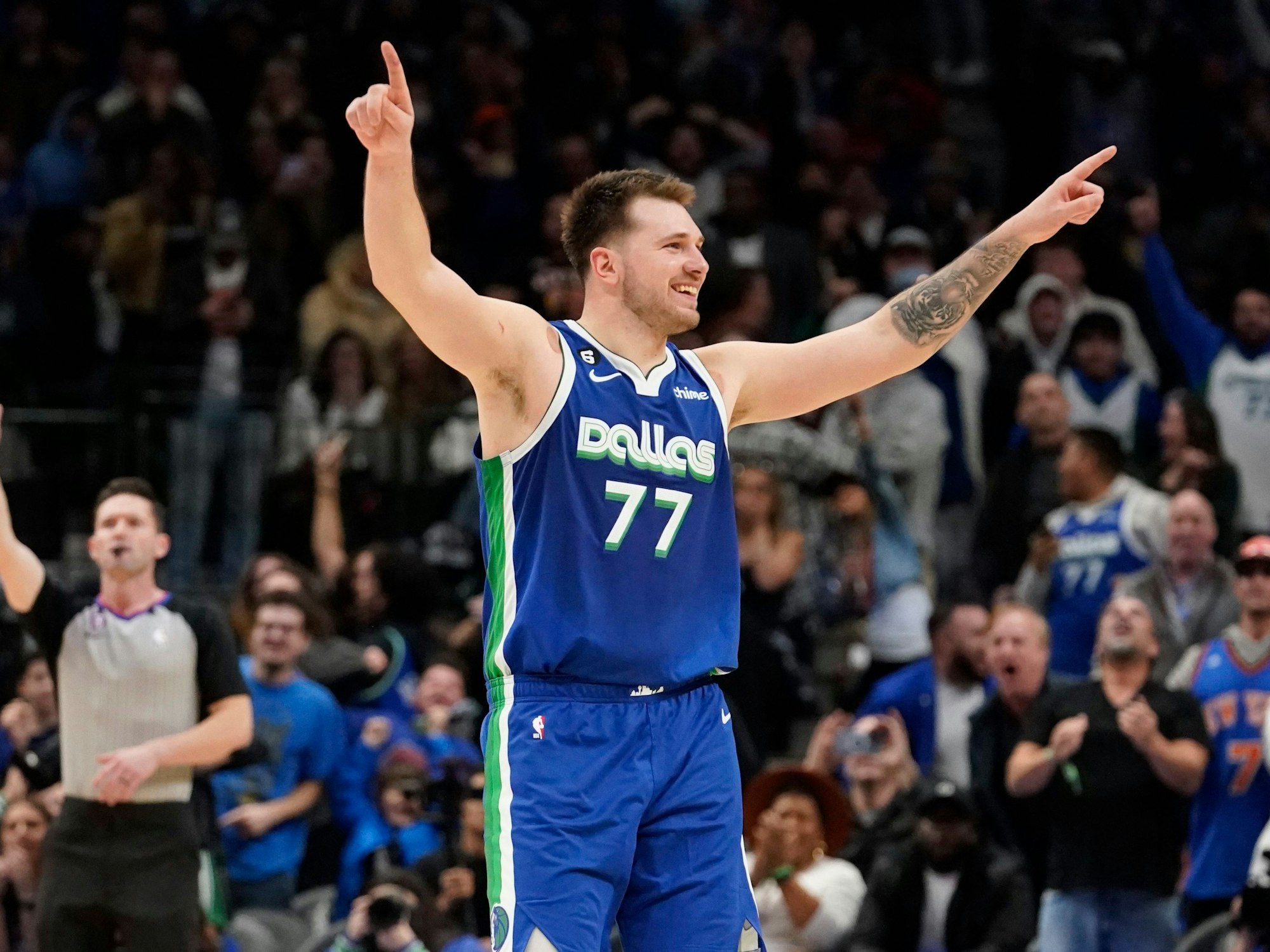 Dallas Mavericks Guard Luka Doncic lässt sich auf dem Feld von den NBA-Fans feiern.