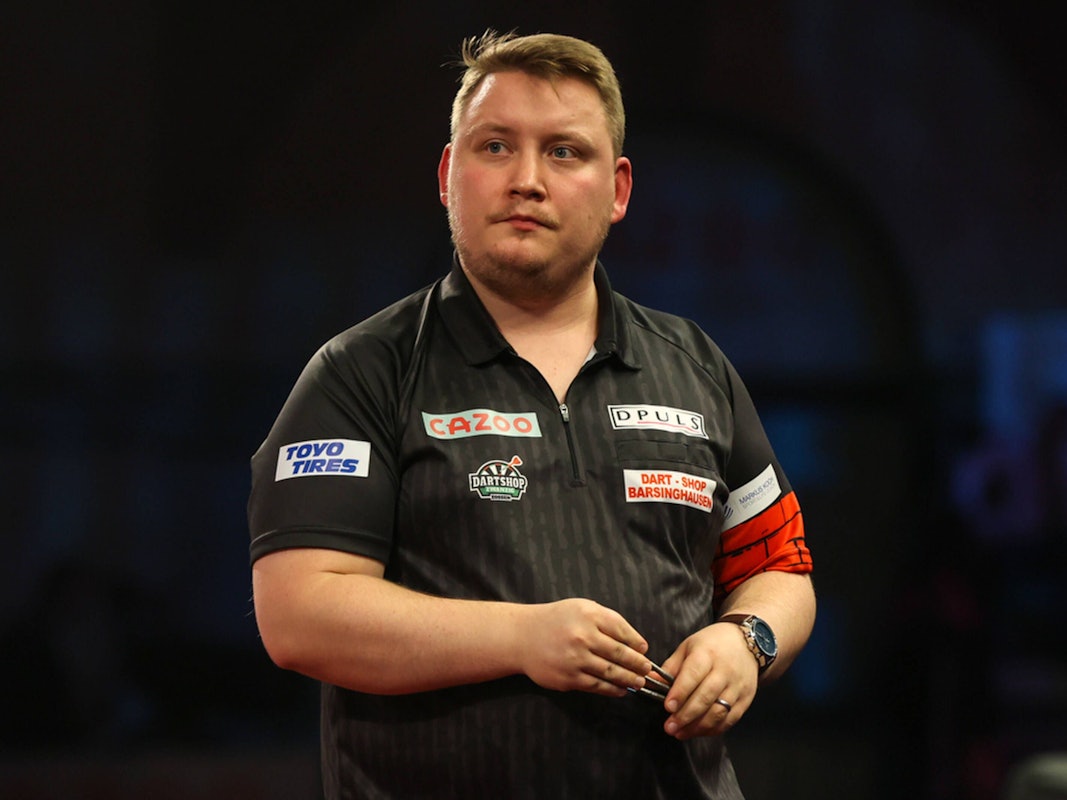 Martin Schindler steht während seines WM-Matches gegen Miichael Smith enttäuscht auf der Bühne.