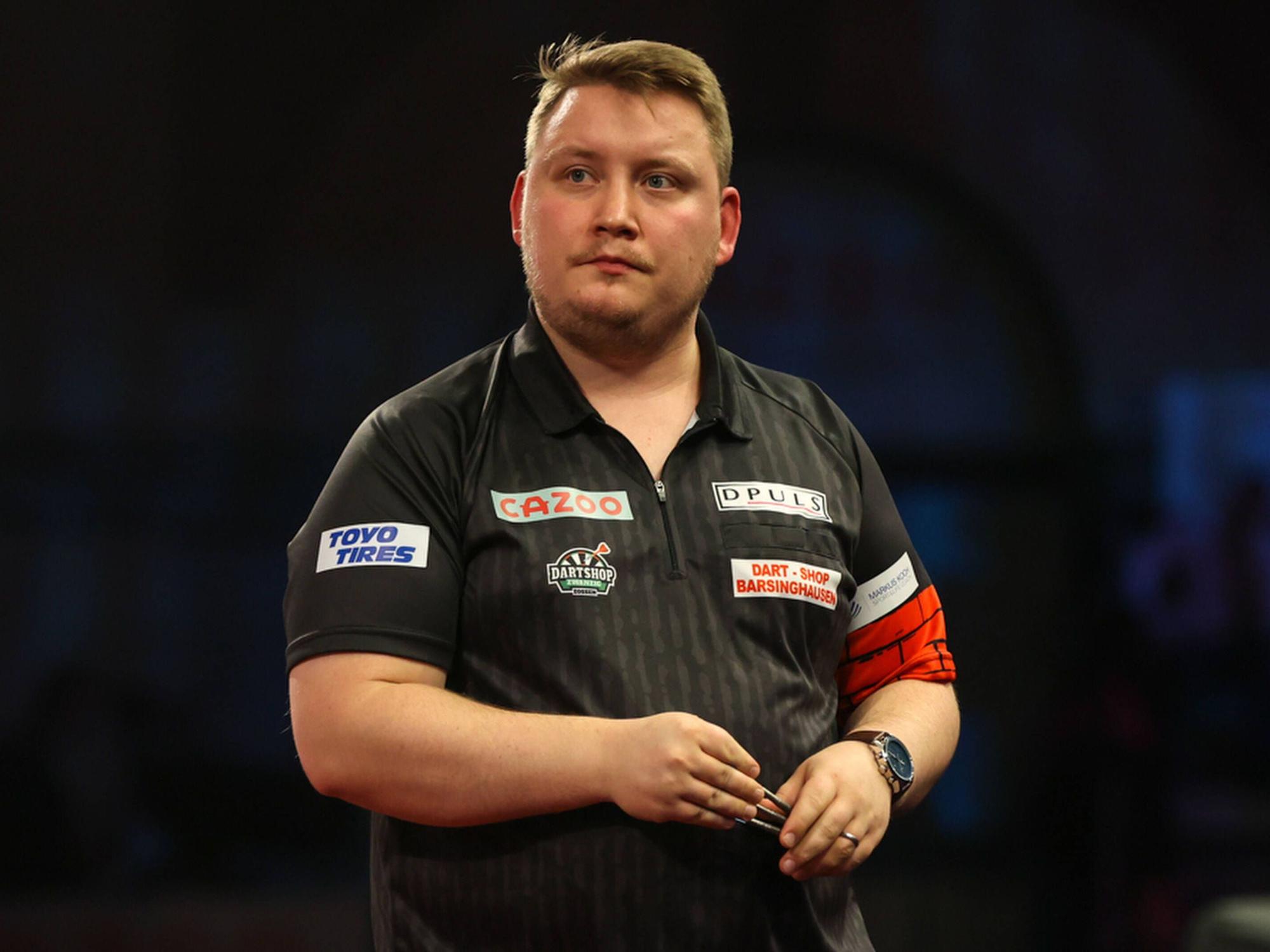 Martin Schindler steht während seines WM-Matches gegen Miichael Smith enttäuscht auf der Bühne.
