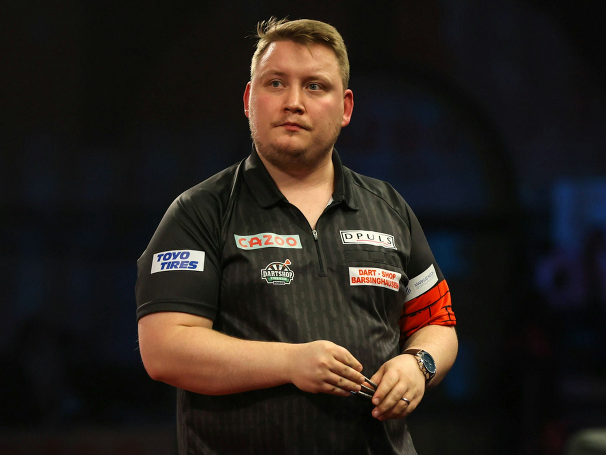 Martin Schindler steht während seines WM-Matches gegen Miichael Smith enttäuscht auf der Bühne.