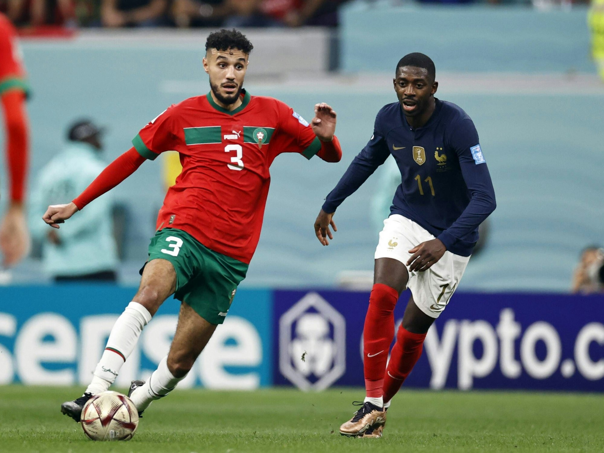 Noussair Mazraoui dribbelt mit dem Ball.