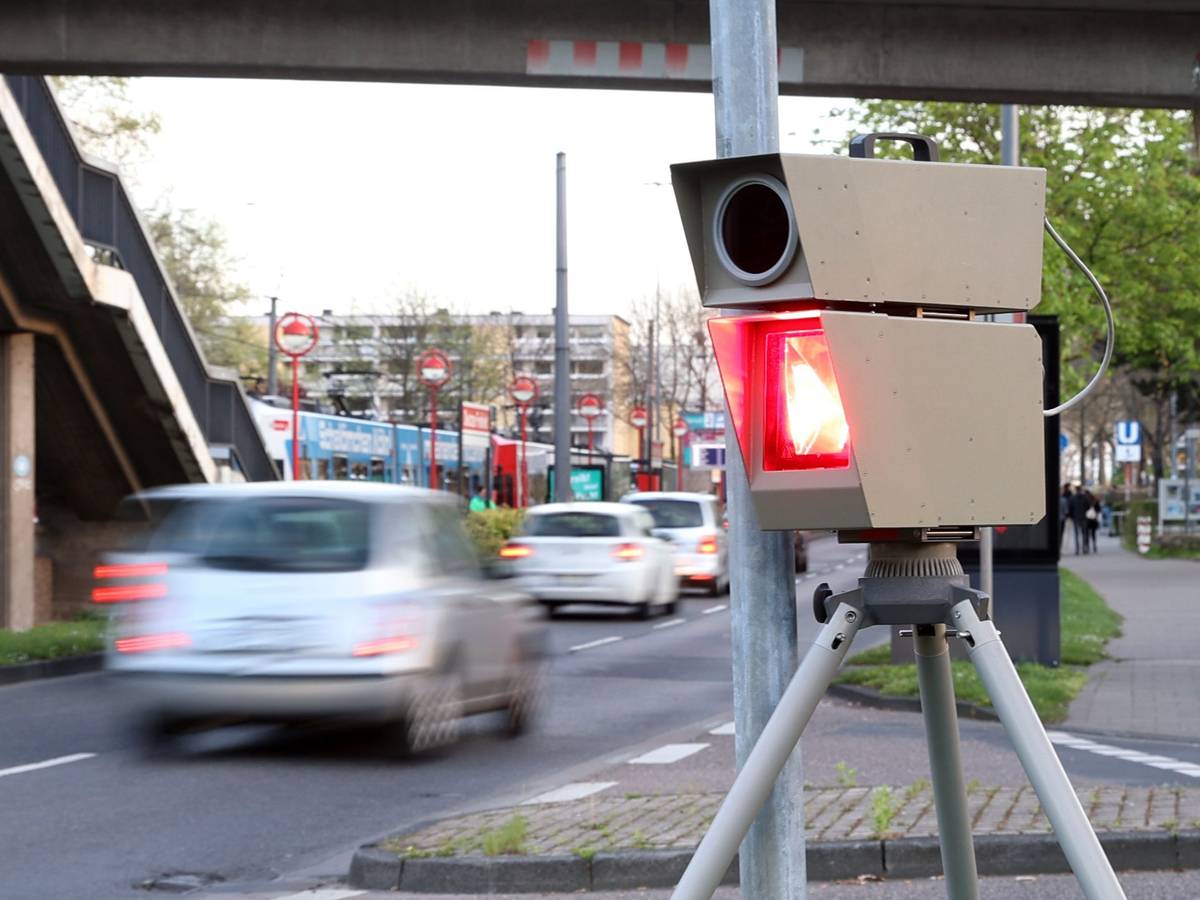 Ein in Köln aufgestellter mobiler Blitzer am 15. April 2022.