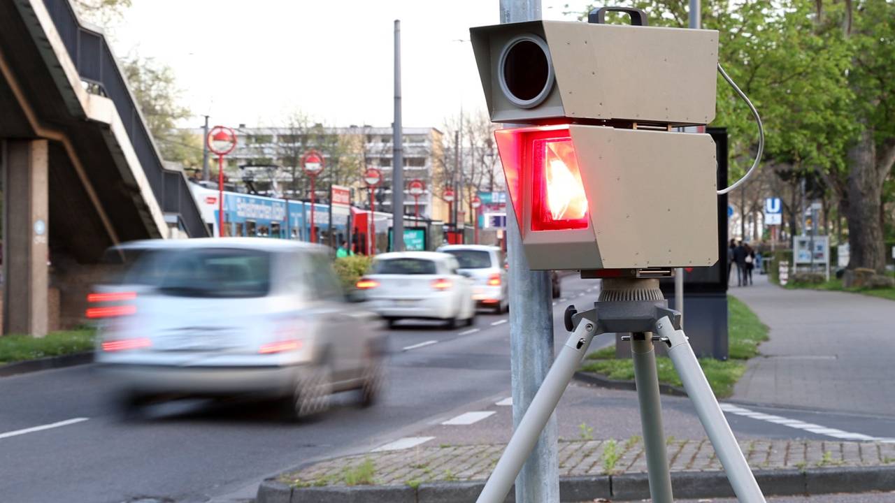 15.04.2022
Köln
Unterwegs mit der Kölner Polizei auf der Jagd nach Autotunern und -posern an "Carfreitag"
Foto: Martina Goyert