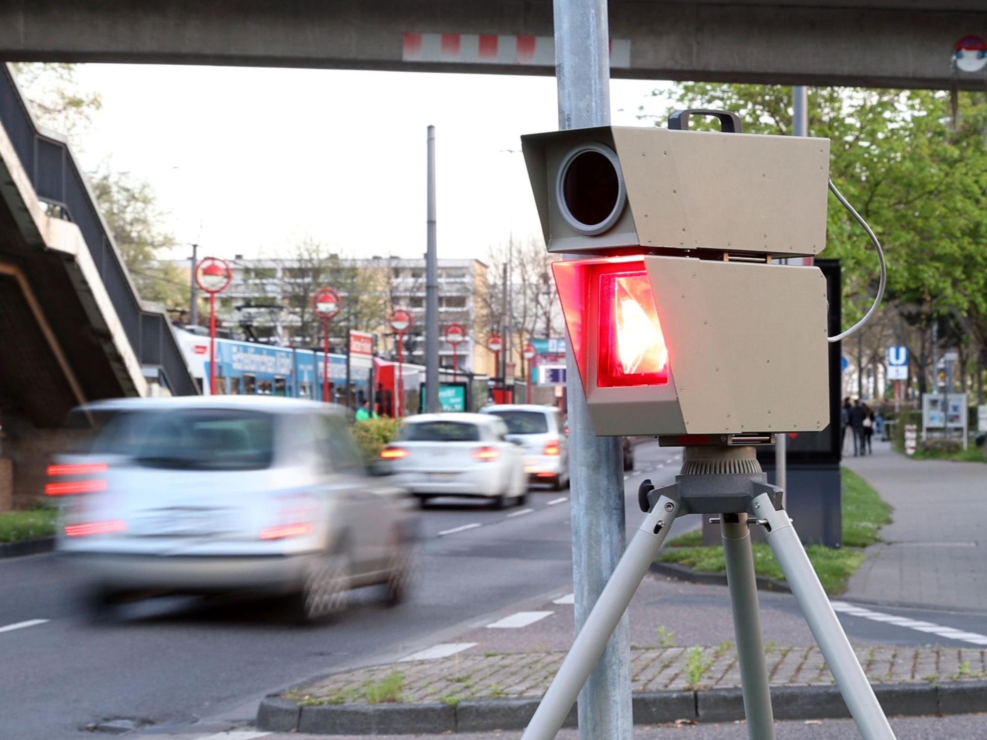 15.04.2022
Köln
Unterwegs mit der Kölner Polizei auf der Jagd nach Autotunern und -posern an "Carfreitag"
Foto: Martina Goyert