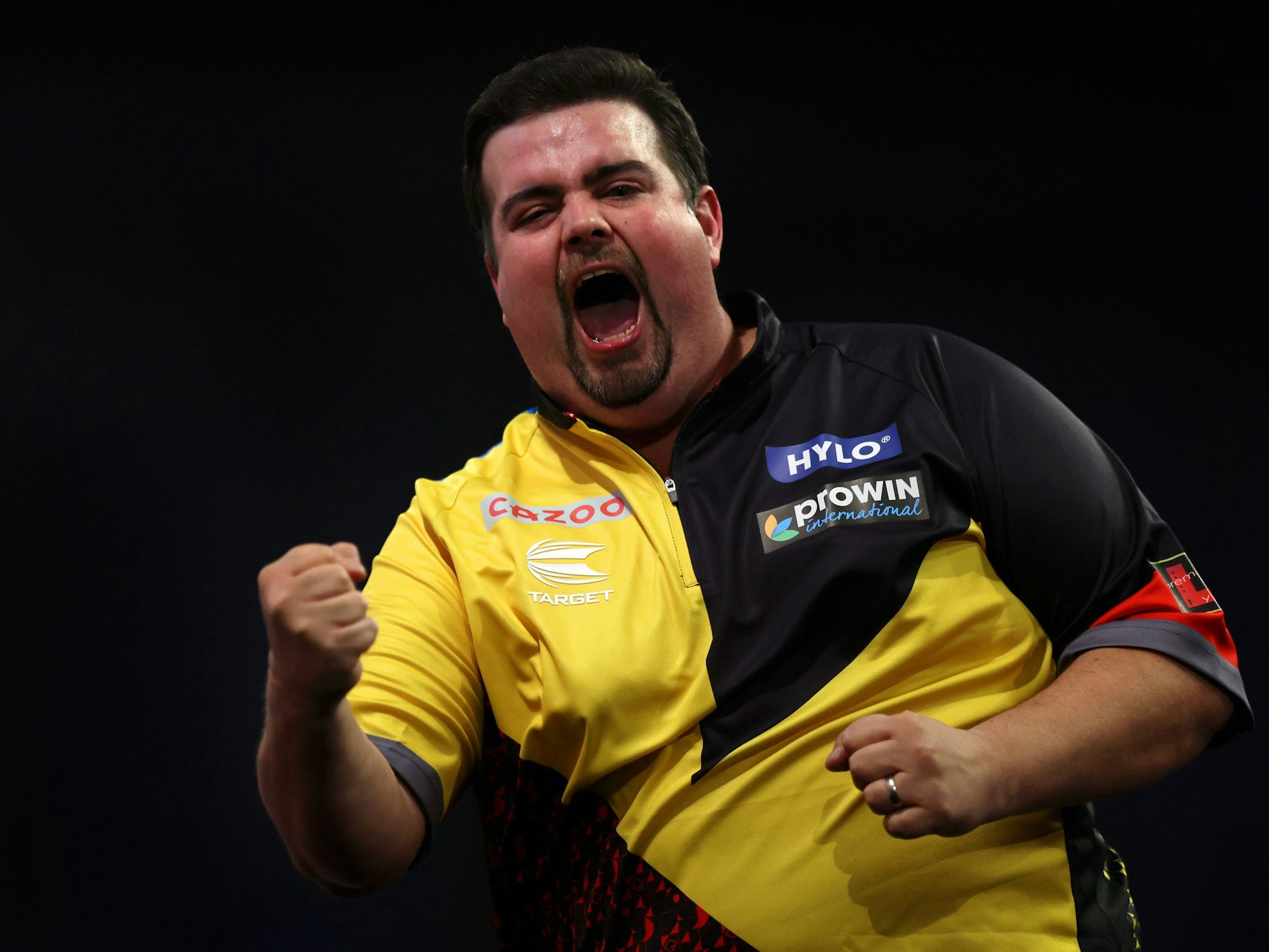 Gabriel Clemens ballt die Faust bei der Darts-WM in London.