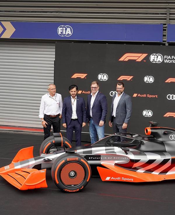 Formel-1-CEO Stefano Domenicali, FIA-Präsident Mohammed bin Sulayem, Audi-Vorstandschef Markus Duesmann und Audi-CTO Oliver Hoffmann stehen hinter einem Model des Formel-1-Autos von Audi.