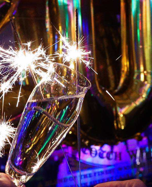 Wunderkerzen und Sekt zu Silvester.