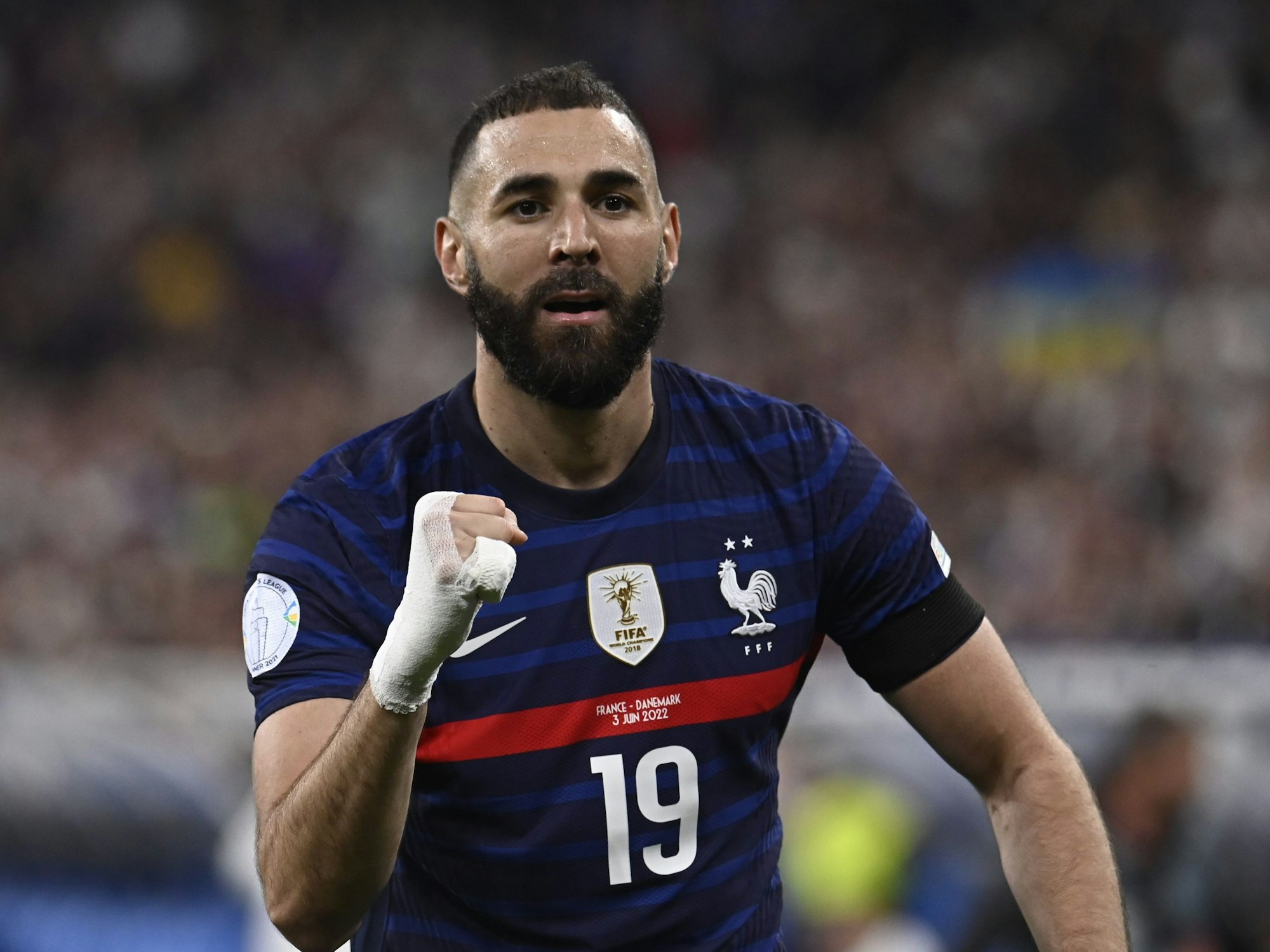 Frankreich-Star Karim Benzema jubelt nach seinem Treffer mit geballter Faust.