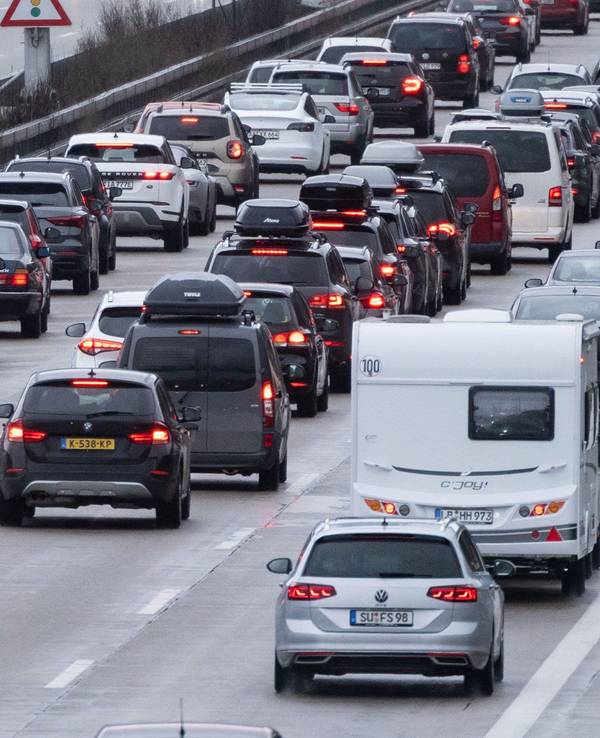 Autos stehen auf der Autobahn 8 in Fahrtrichtung München im Stau.
