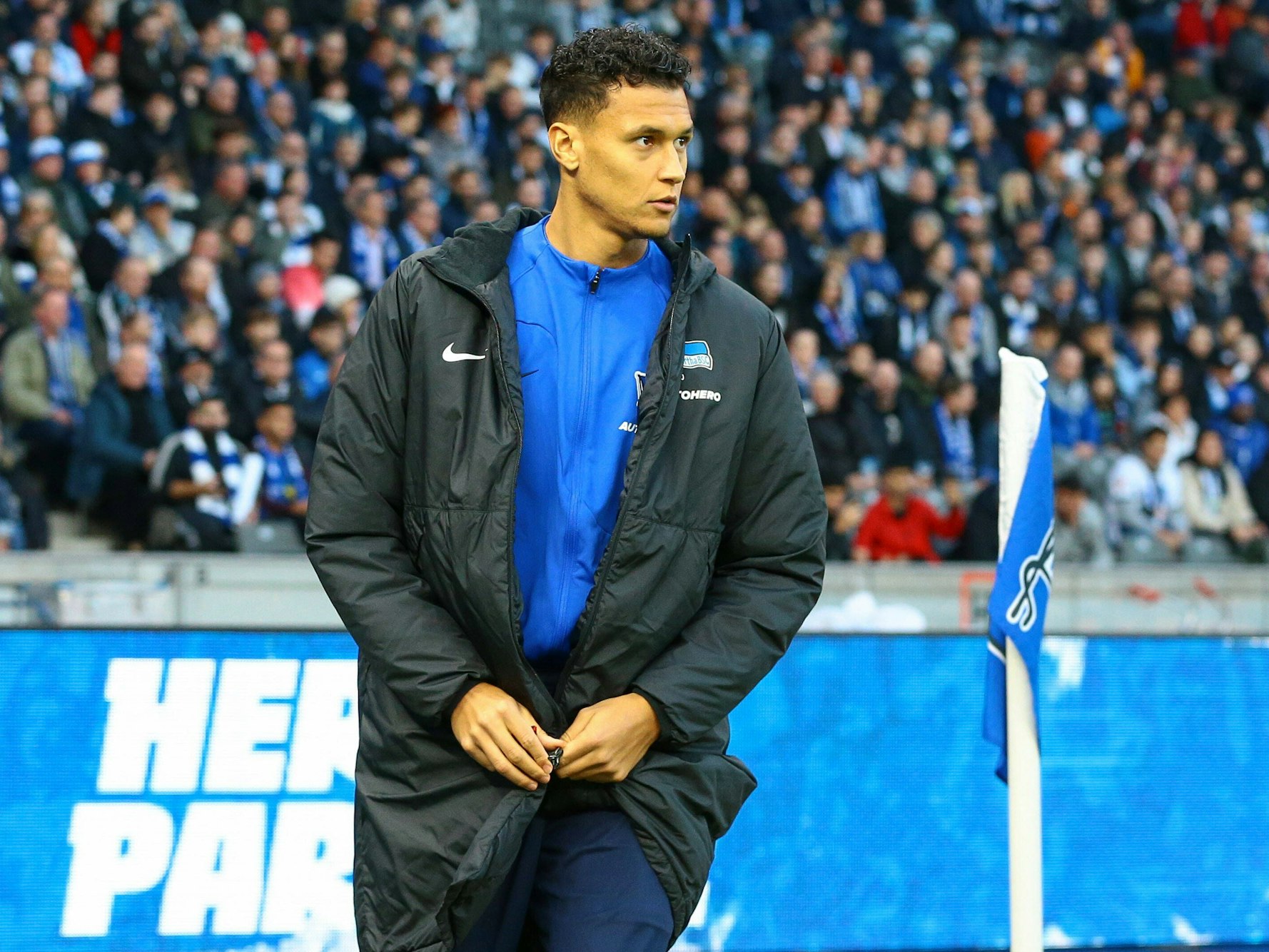 Davie Selke macht sich im Berliner Olympiastadion die Jacke zu.