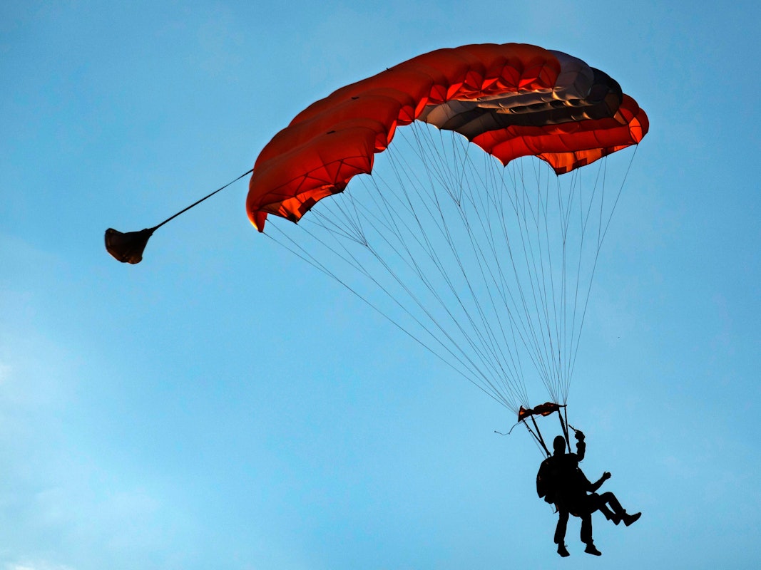 Tandem-Fallschirmspringer sind in der Luft.