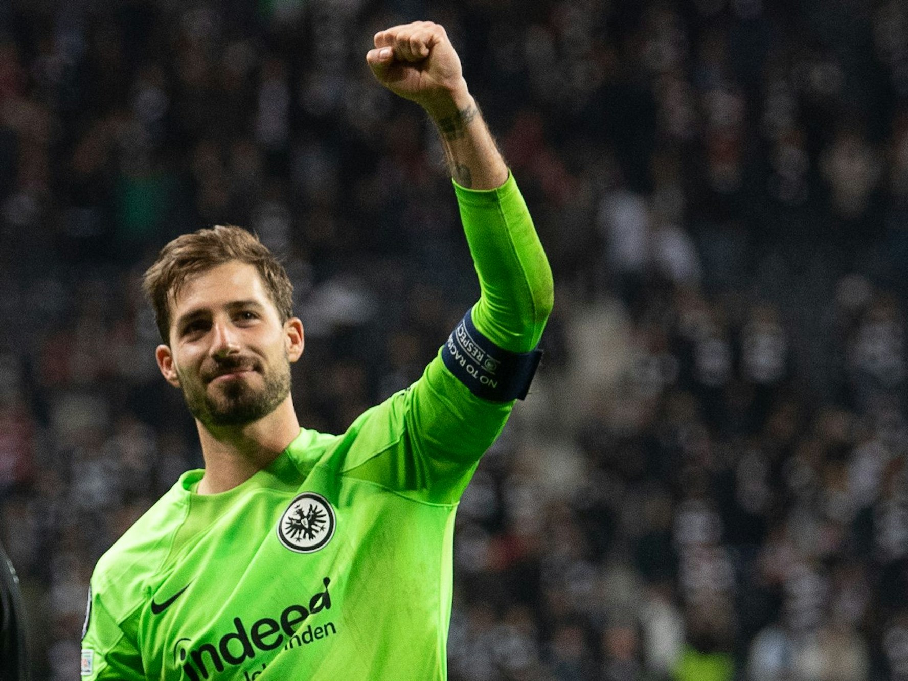 Eintracht Frankfurts Torwart Kevin Trapp ballt die Faust.