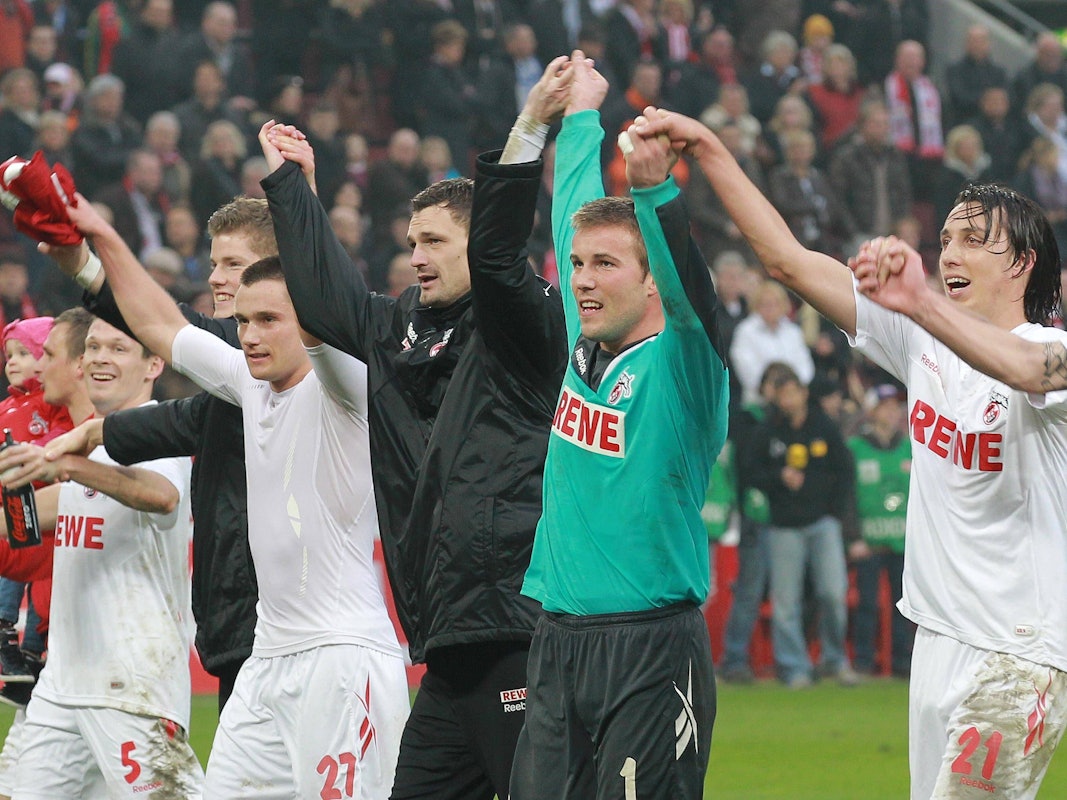 Die Spieler vom 1. FC Köln feiern einen Sieg.