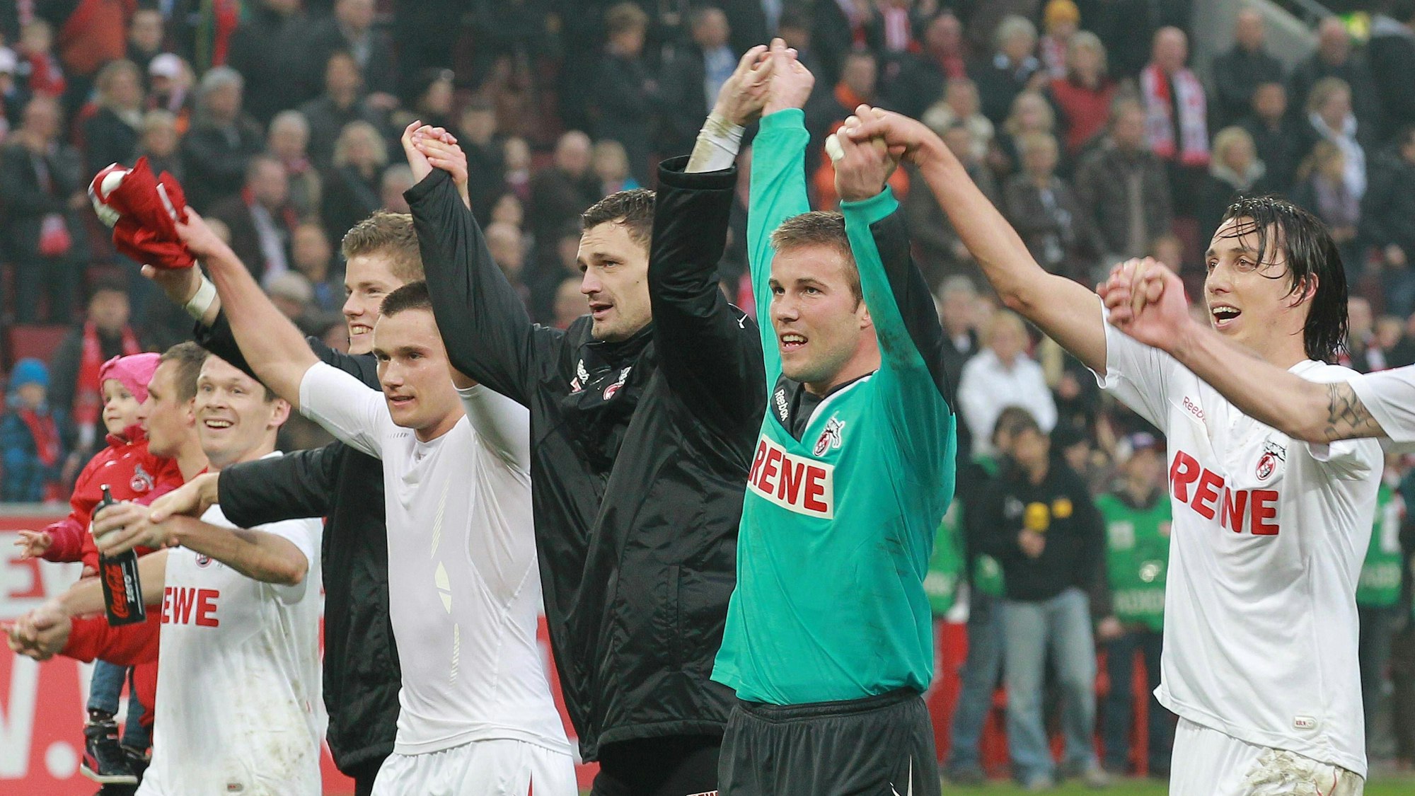 Die Spieler vom 1. FC Köln feiern einen Sieg.