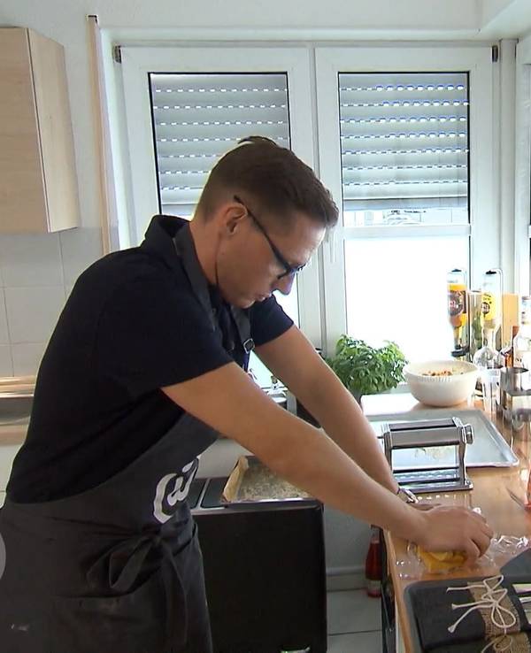 Markus rollt bei „Das perfekte Dinner“ Nudelteig aus.