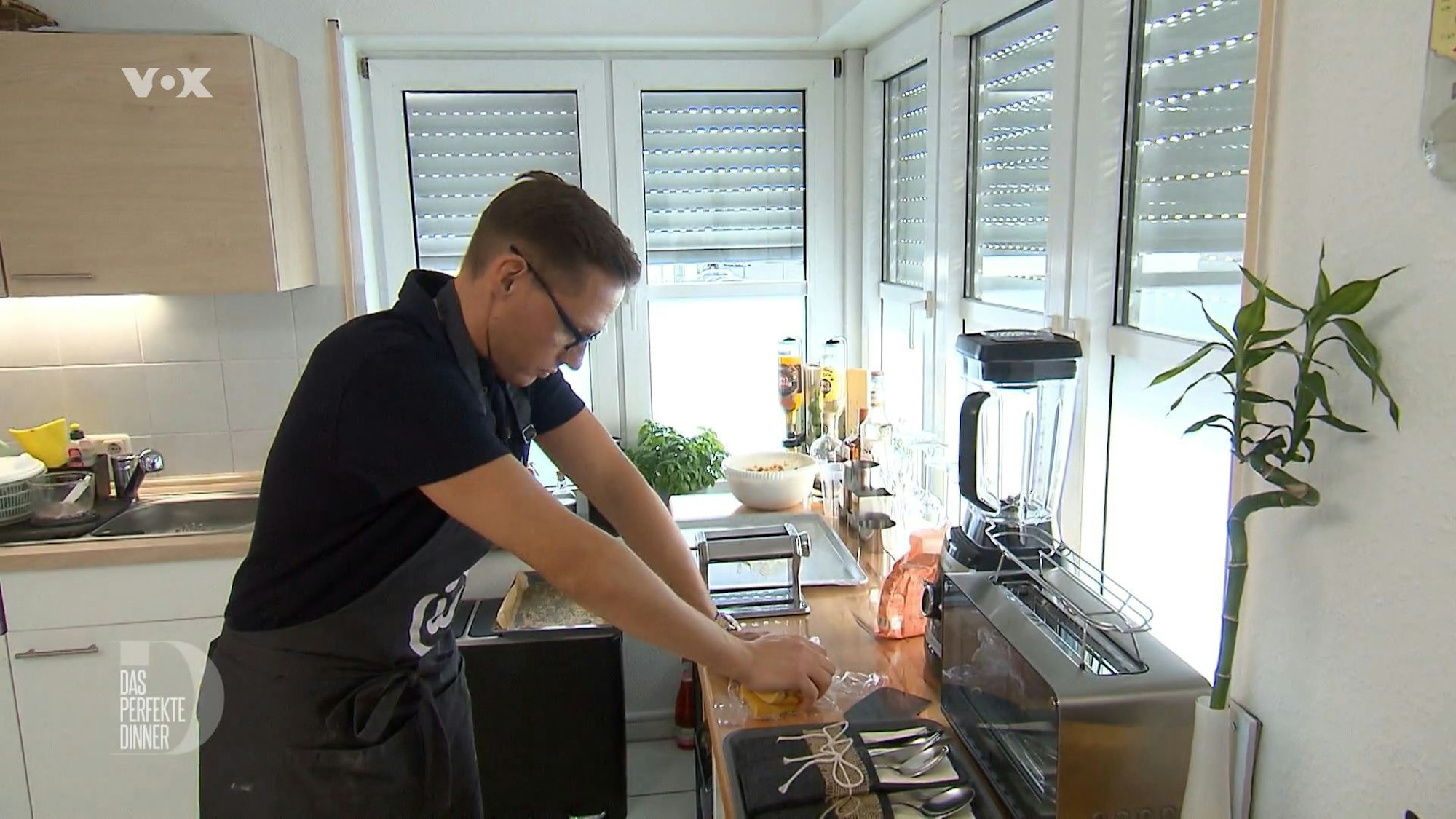 Markus rollt bei „Das perfekte Dinner“ Nudelteig aus.