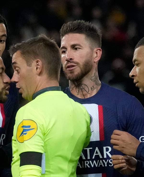 Wilde Proteste von Neymar (links) und den Spielern von Paris Saint-Germain gegen den Schiedsrichter.