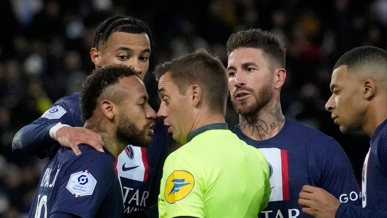 Wilde Proteste von Neymar (links) und den Spielern von Paris Saint-Germain gegen den Schiedsrichter.