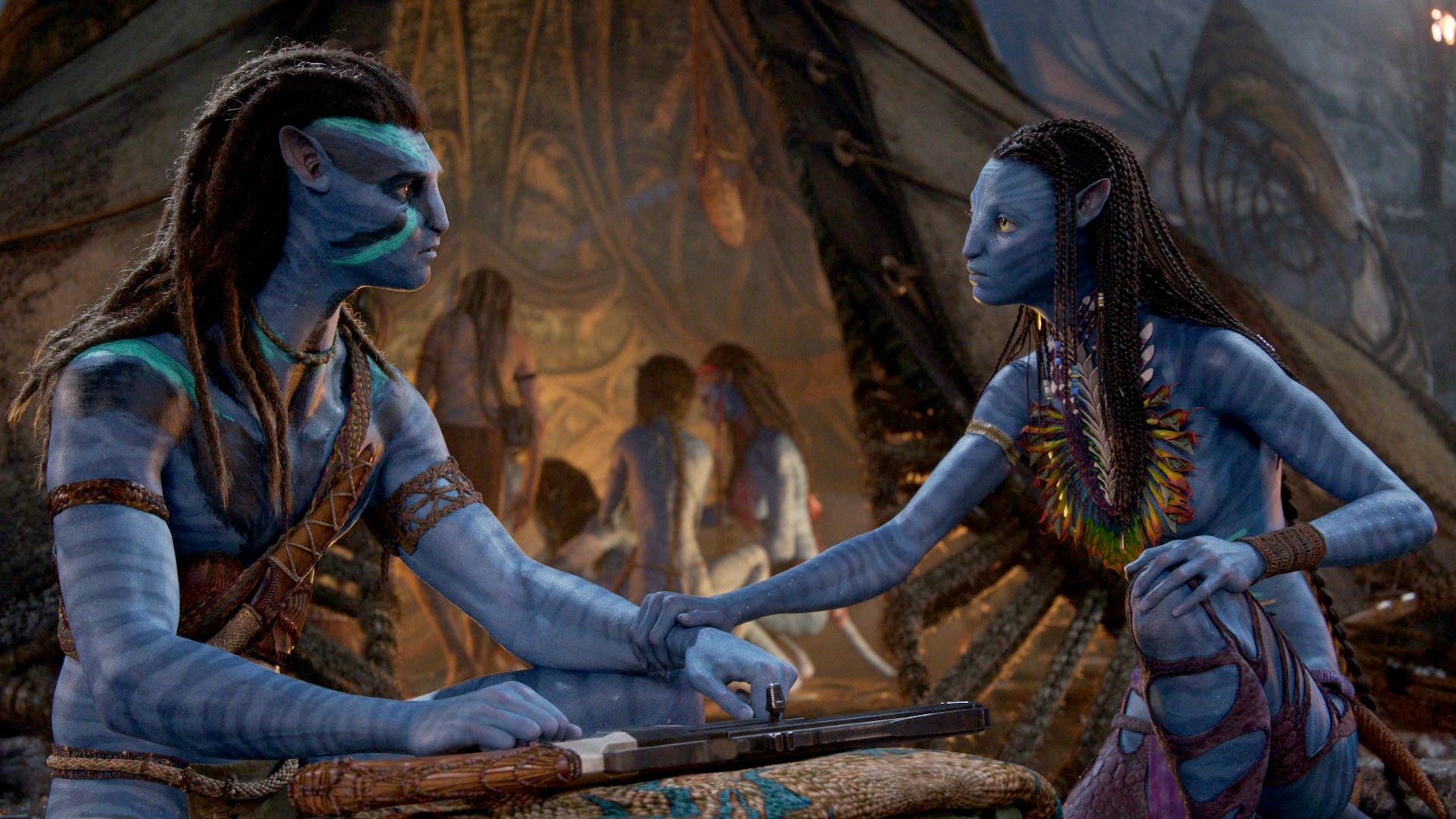 Jake Sully (l) und Neytiri in einer Szene des Films „Avatar 2: The Way of Water“.