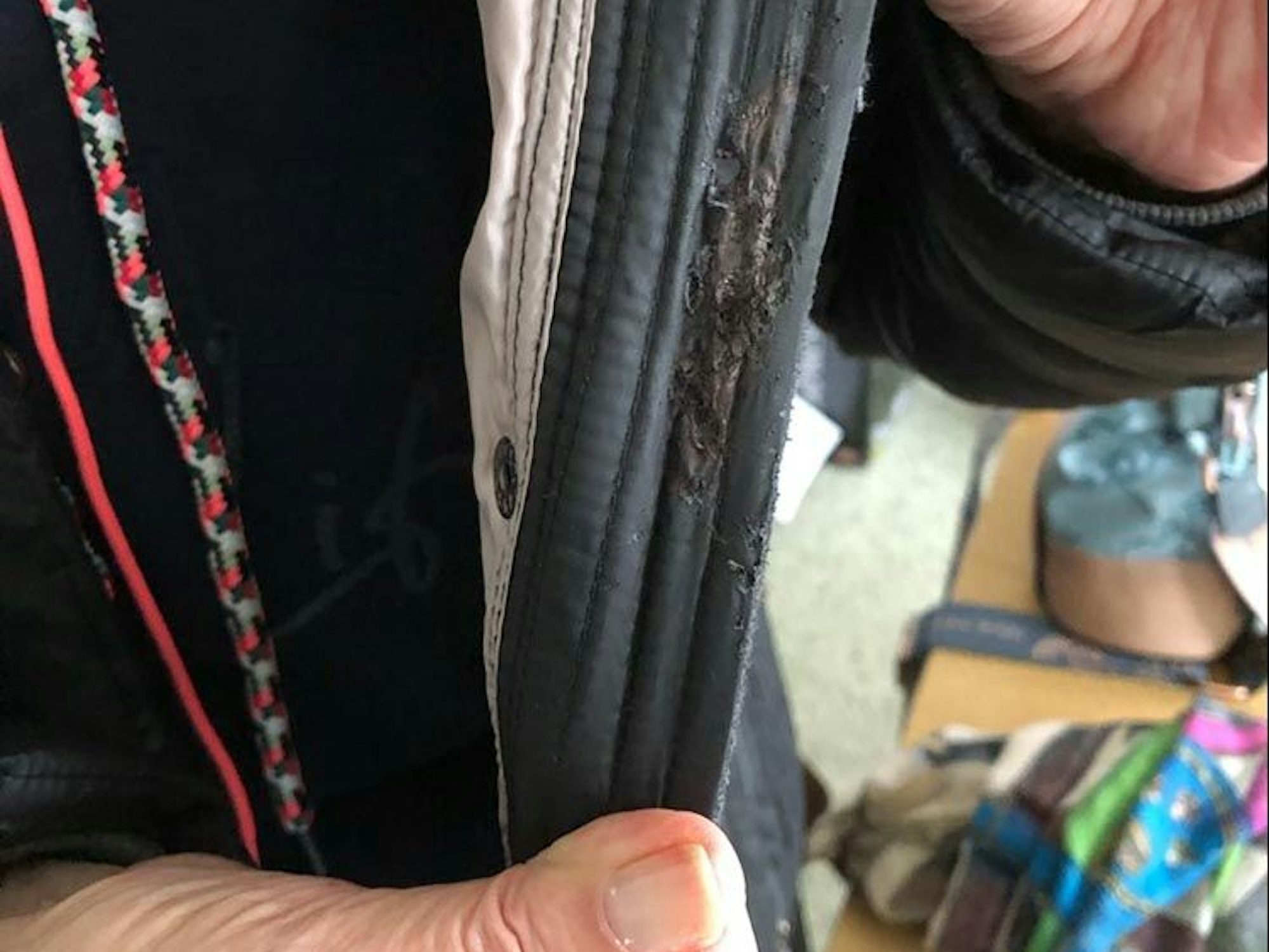 Das Böller-Opfer erstattete Anzeige bei der Polizei – hier zeigt die Seniorin die verbrannte Stelle an ihrer Jacke.