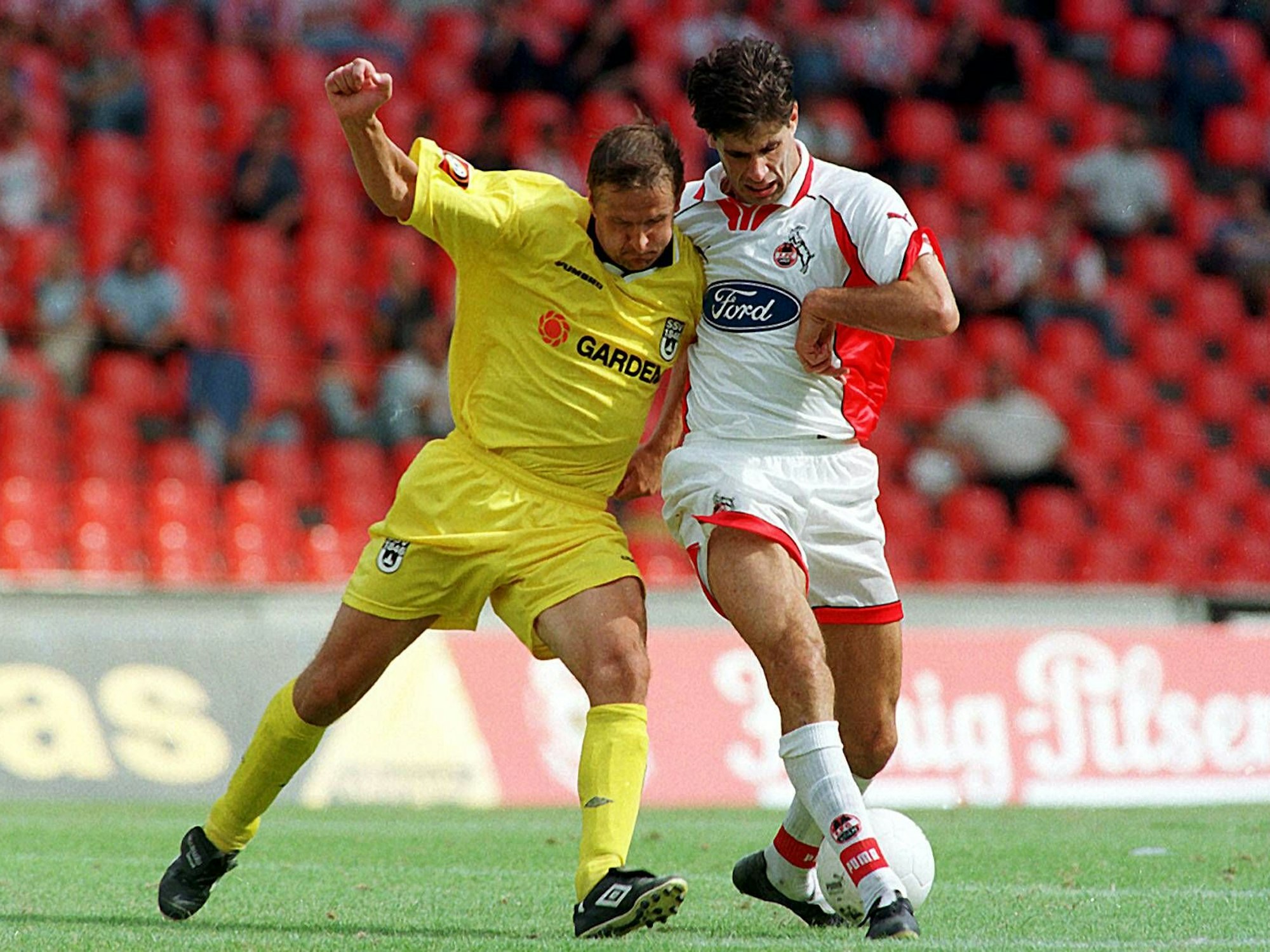 Goran Vucevic kämpft für den 1. FC Köln gegen Ulm um den Ball.