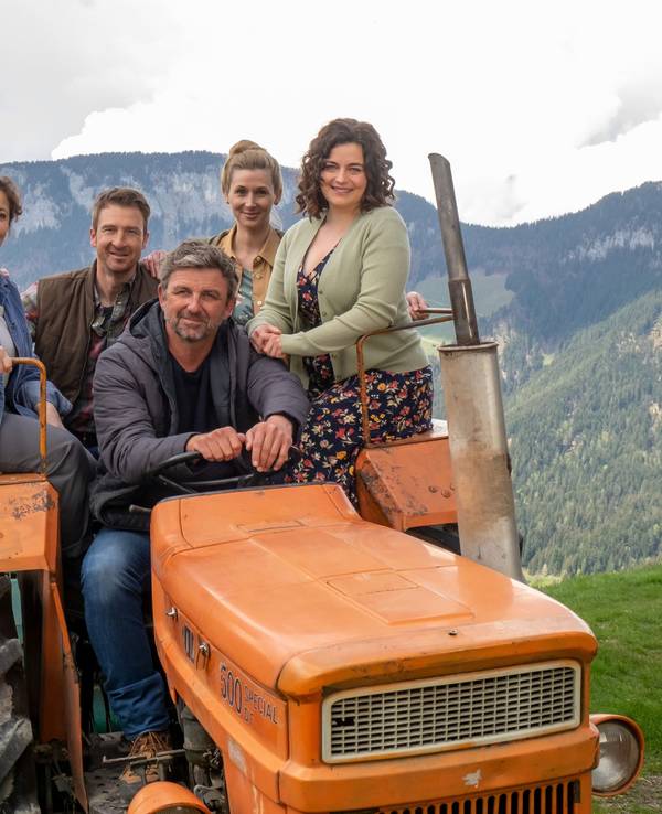 Auch in der neuen Staffel kann sich Dr. Martin Gruber (Hans Sigl, M) auf Lilli (Ronja Forcher, r), Lisbeth (Monika Baumgartner, l), Hans (Heiko Ruprecht) und Linn (Andrea Gerhard, 2.v.r) verlassen. Staffel 16 startete am 29. Dezember 2022.