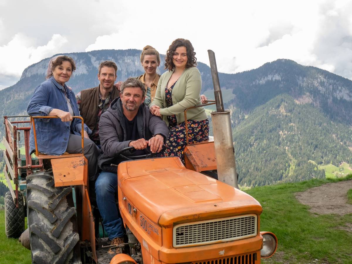 Auch in der neuen Staffel kann sich Dr. Martin Gruber (Hans Sigl, M) auf Lilli (Ronja Forcher, r), Lisbeth (Monika Baumgartner, l), Hans (Heiko Ruprecht) und Linn (Andrea Gerhard, 2.v.r) verlassen. Staffel 16 startete am 29. Dezember 2022.