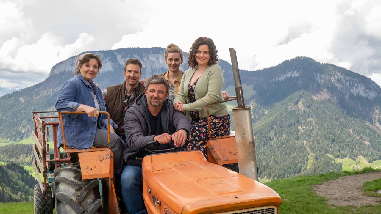 Auch in der neuen Staffel kann sich Dr. Martin Gruber (Hans Sigl, M) auf Lilli (Ronja Forcher, r), Lisbeth (Monika Baumgartner, l), Hans (Heiko Ruprecht) und Linn (Andrea Gerhard, 2.v.r) verlassen. Staffel 16 startete am 29. Dezember 2022.
