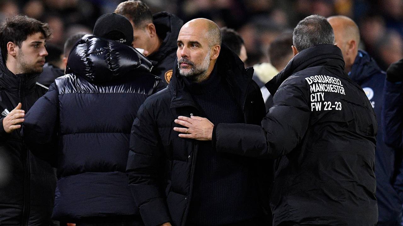 Pep Guardiola inmitten von Menschen.