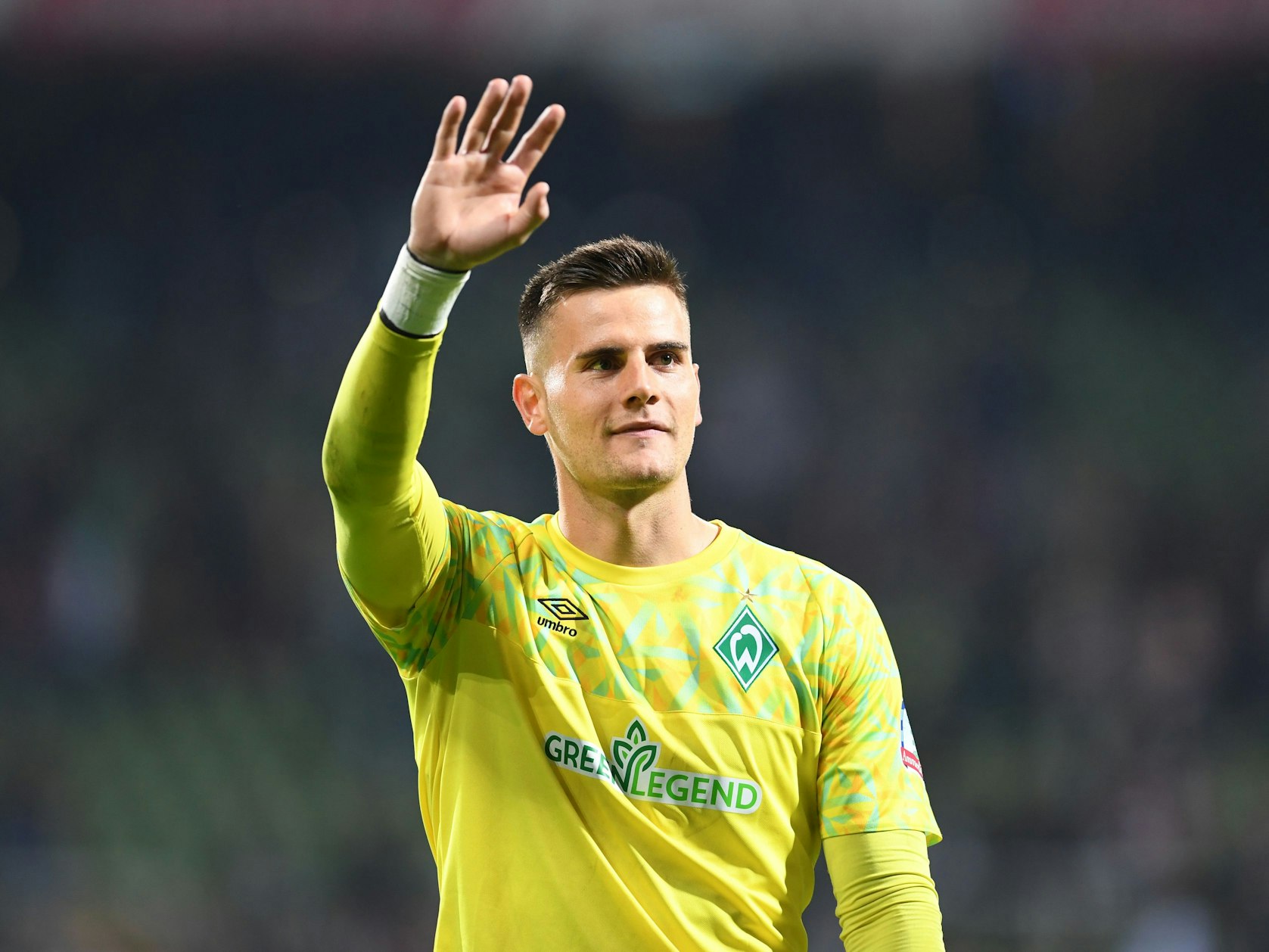 Werder Bremen-Torwart Michael Zetterer winkt.