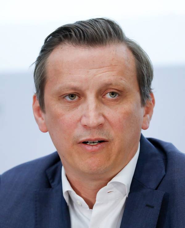 Lionel Souque, Vorstandsvorsitzender des Rewe-Konzerns bei einer Pressekonferenz auf dem Podium