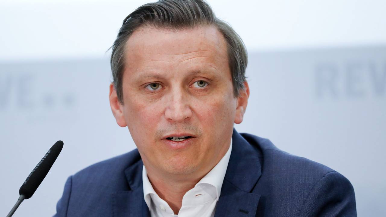 Lionel Souque, Vorstandsvorsitzender des Rewe-Konzerns bei einer Pressekonferenz auf dem Podium