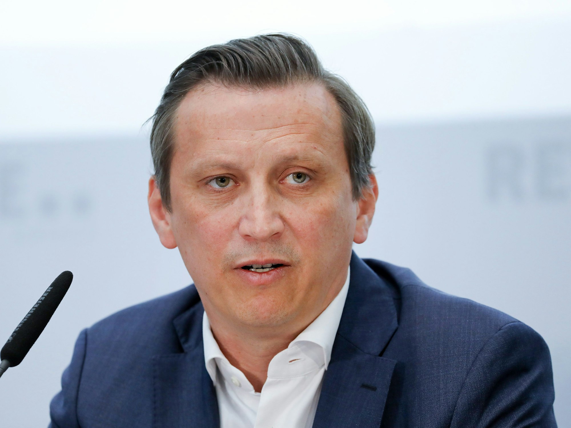 Lionel Souque, Vorstandsvorsitzender des Rewe-Konzerns bei einer Pressekonferenz auf dem Podium