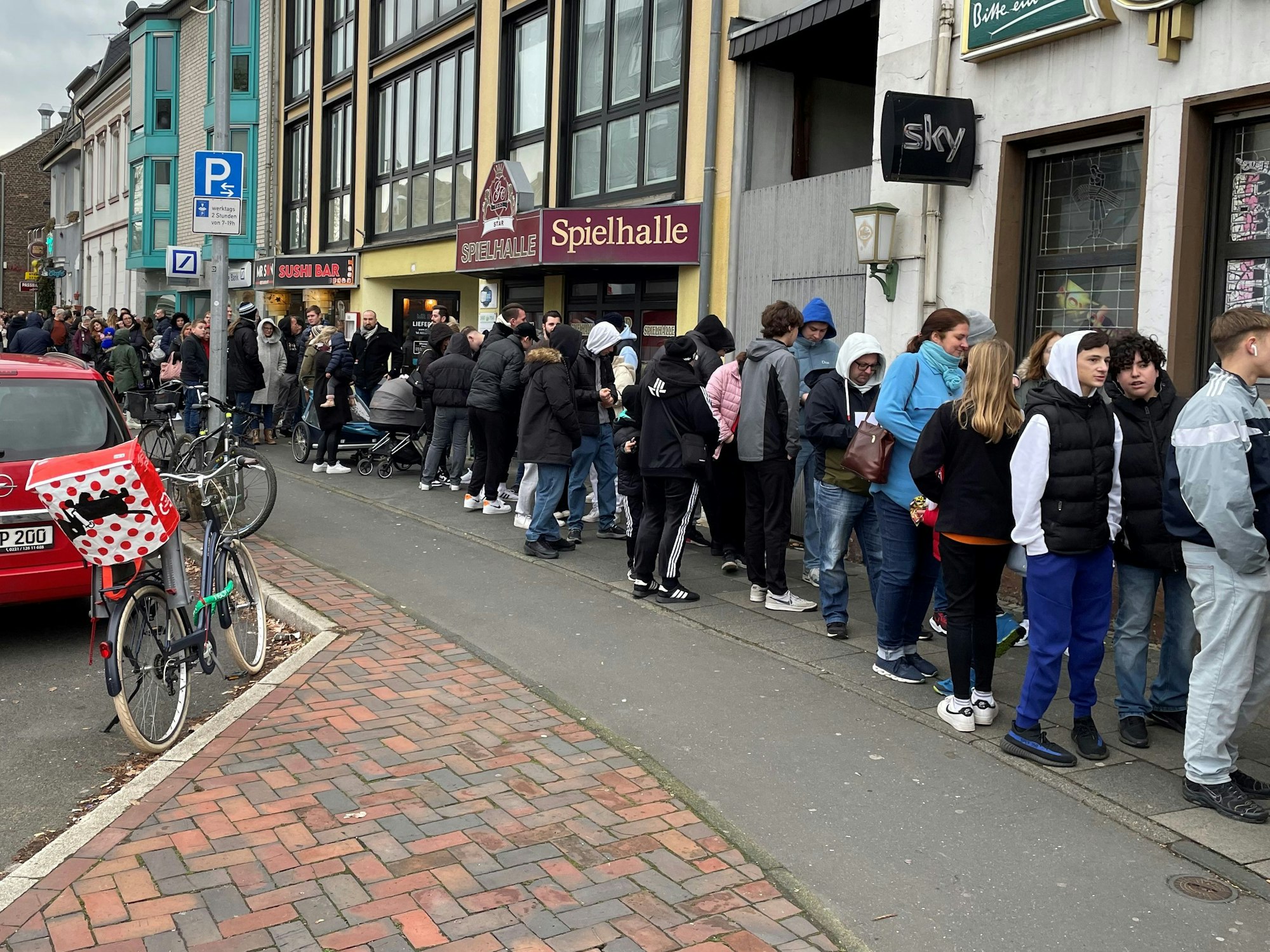 Fans stehen vor der neuen Mangal-Filiale in Hürth an.