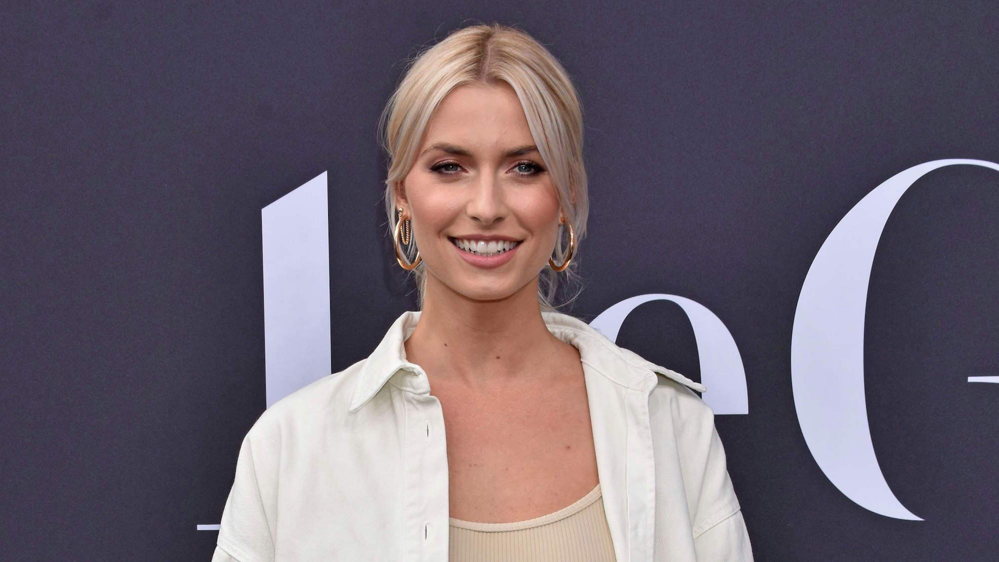 Lena Gercke lächelt in die Kamera auf dem roten Teppich.