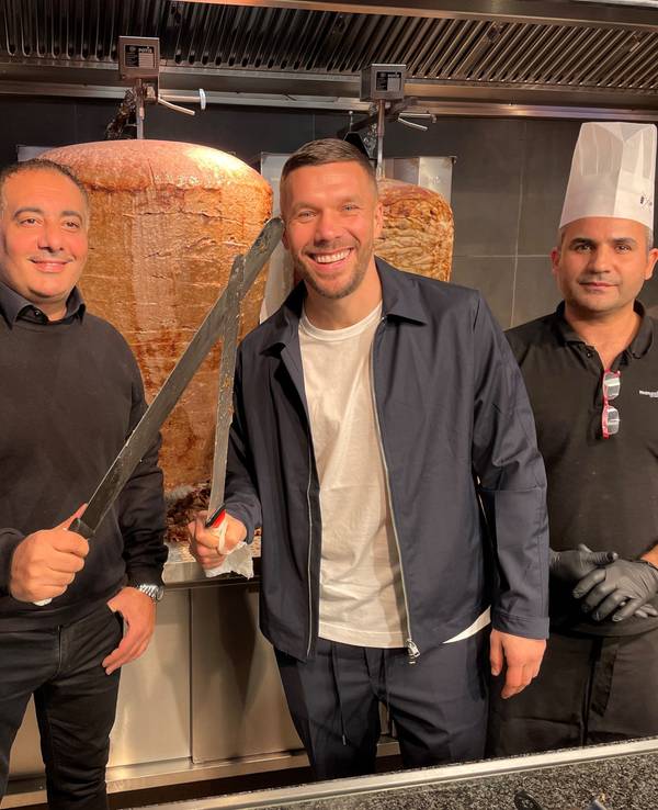 Lukas Podolski mit Metin Dag bei „Mangal Döner“.