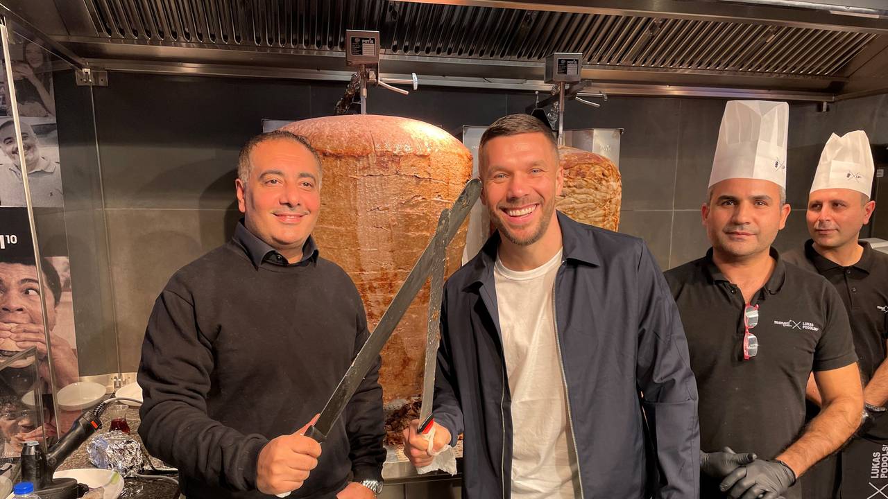 Lukas Podolski mit Metin Dag bei „Mangal Döner“.