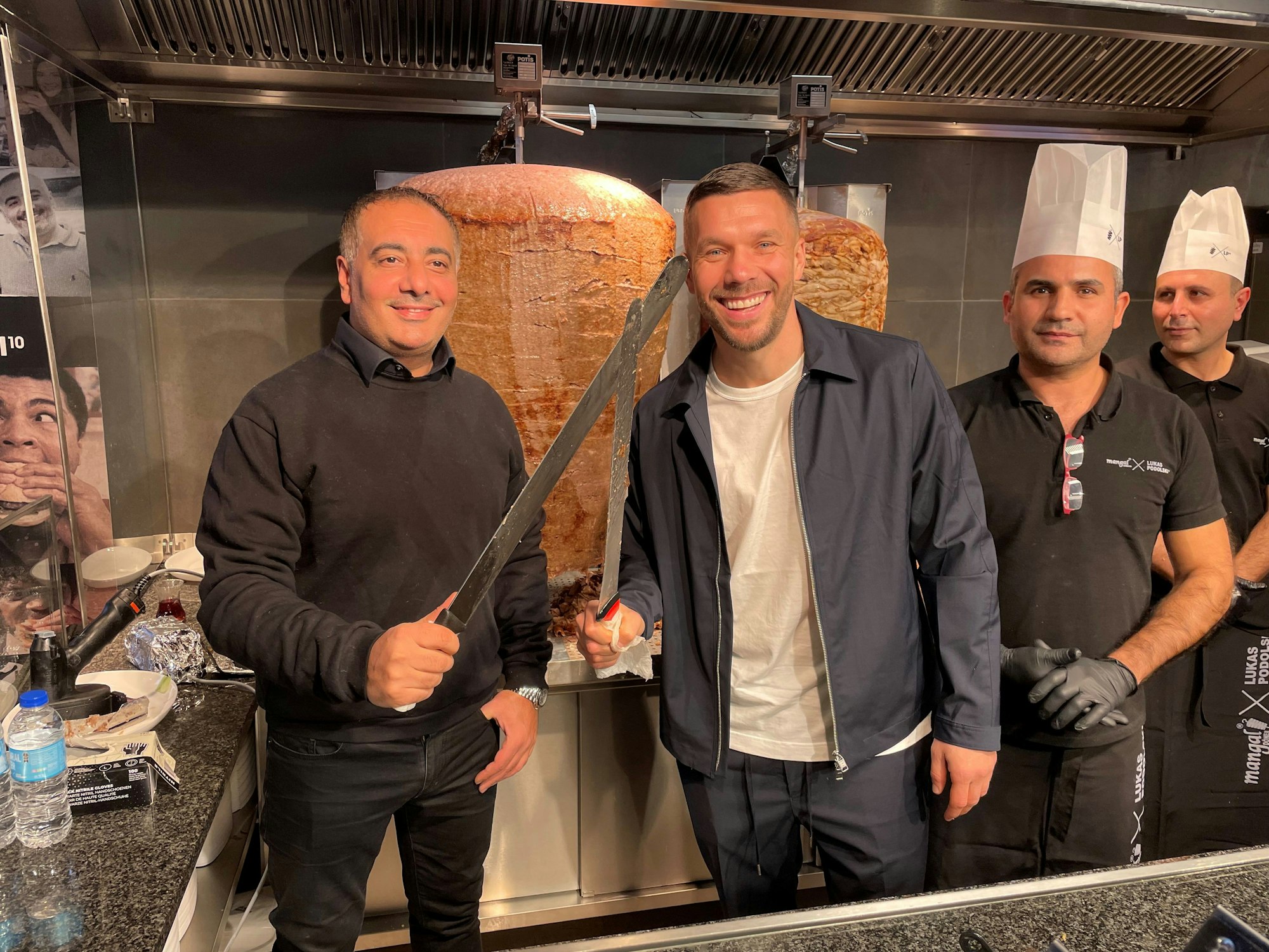 Lukas Podolski mit Metin Dag bei „Mangal Döner“.
