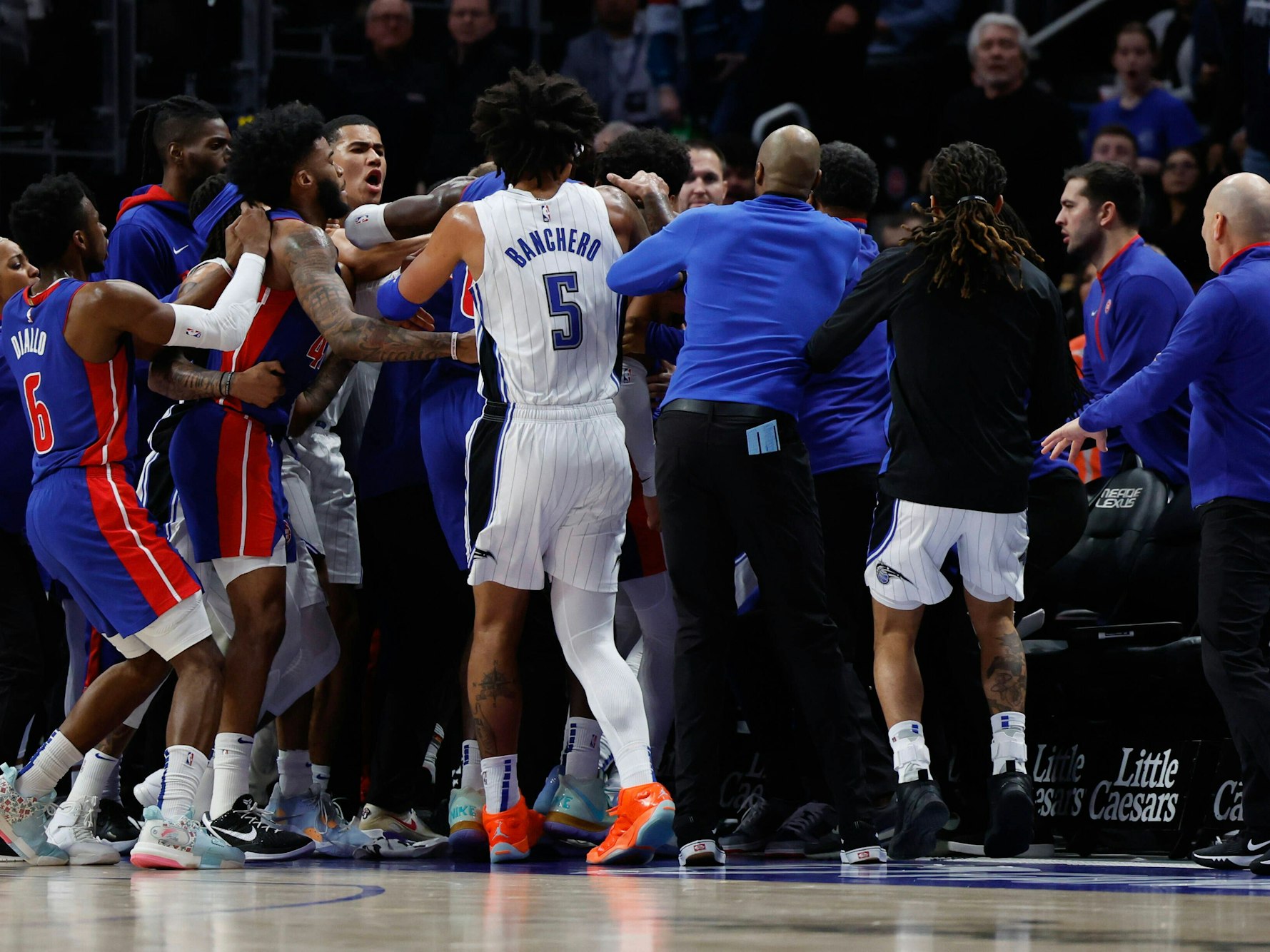 Orlando Magic gegen Detroit Pistons: Franz und Moritz Wagner wurden nach der Rudelbildung in der NBA bestraft.