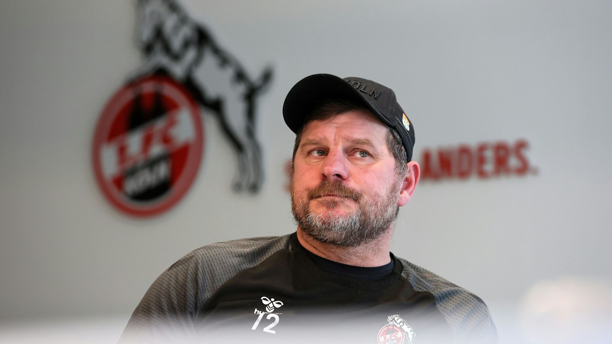 Steffen Baumgart sitzt beim Interview-Termin im Geißbockheim.