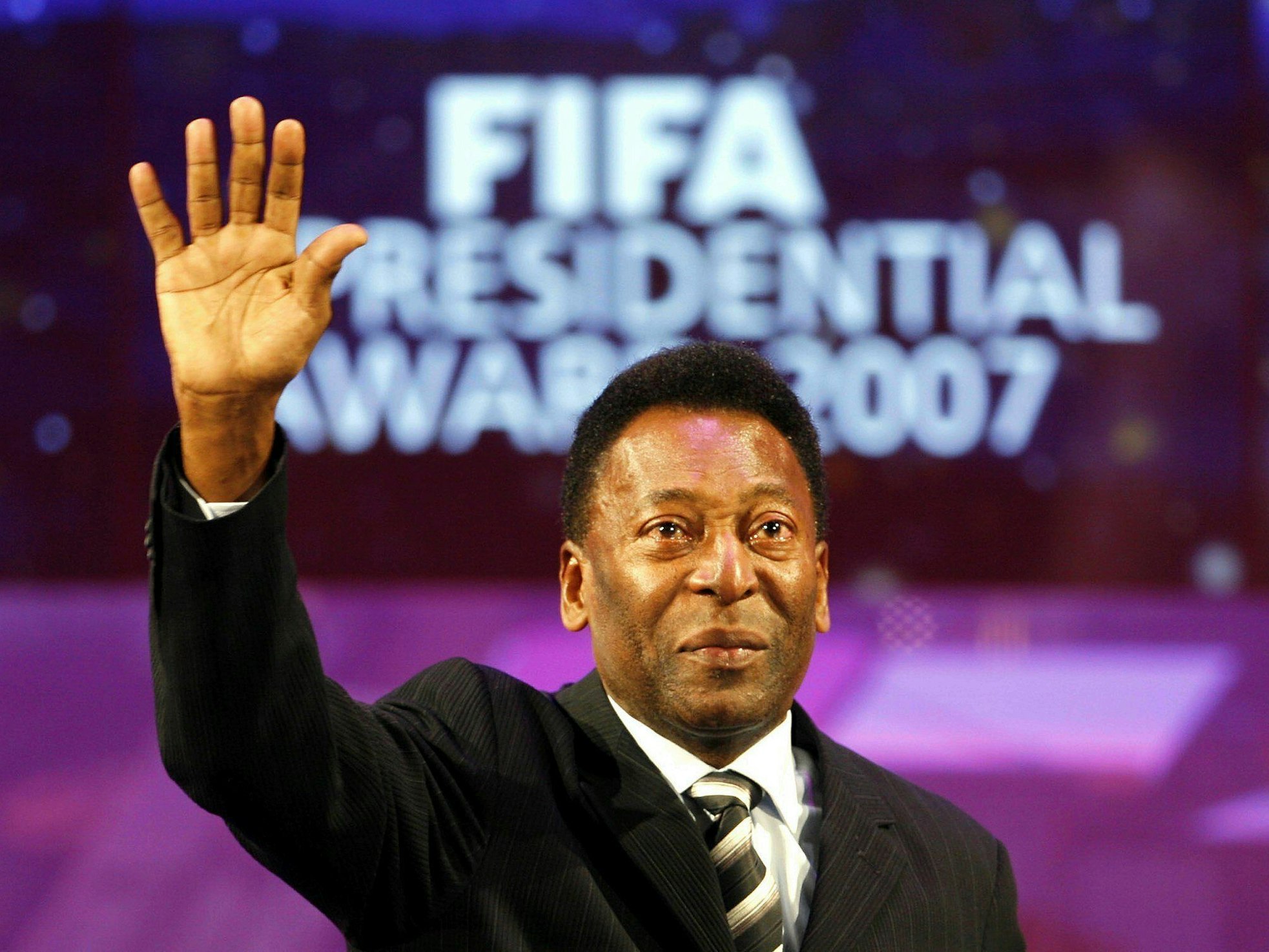 Pelé winkt. Die brasilianische Fußball-Legende ist am 29. Dezember 2022 gestorben.