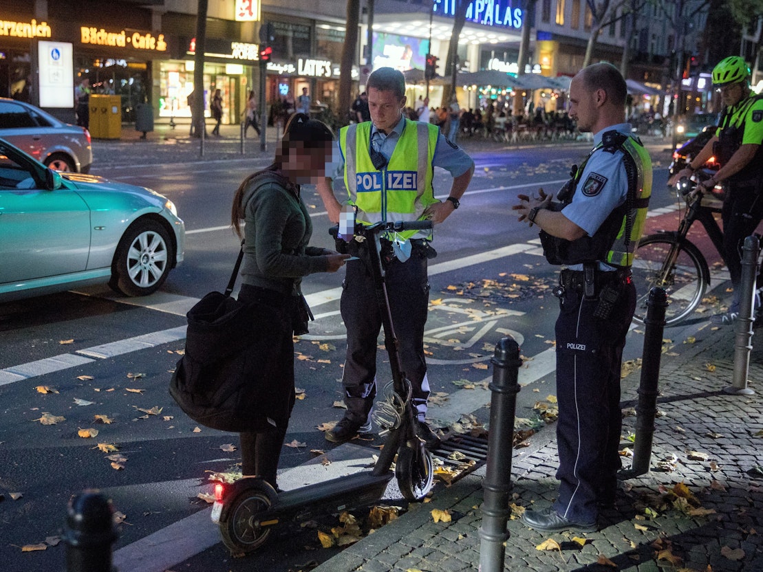 Die Kölner Polizei kontrolliert E-Scooter am Hohenzollernring.