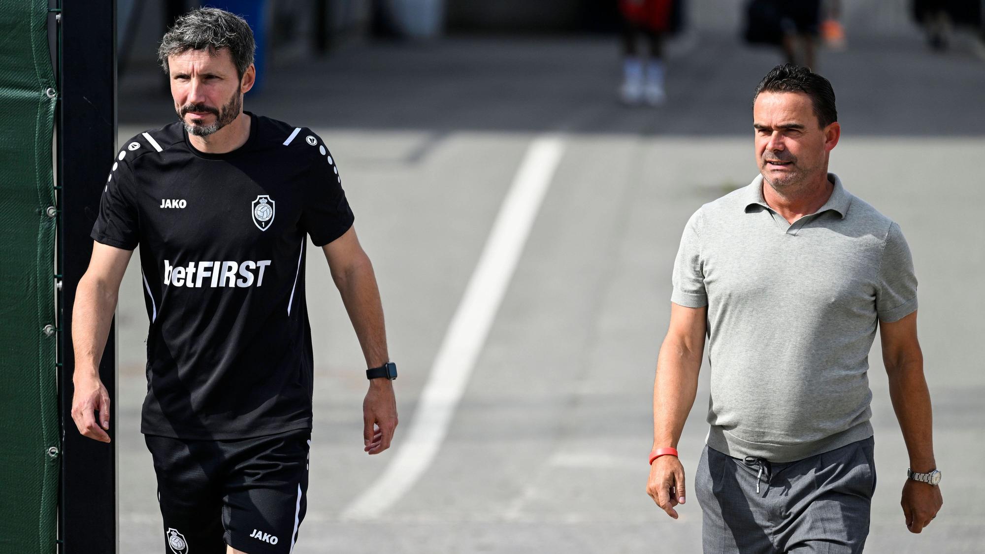 Mark van Bommel und Marc Overmars laufen nebeneinander auf dem Trainingsgelände von Royal Antwerpen.